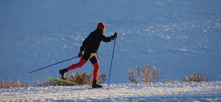 Längdskidåkare med längdskidkläder