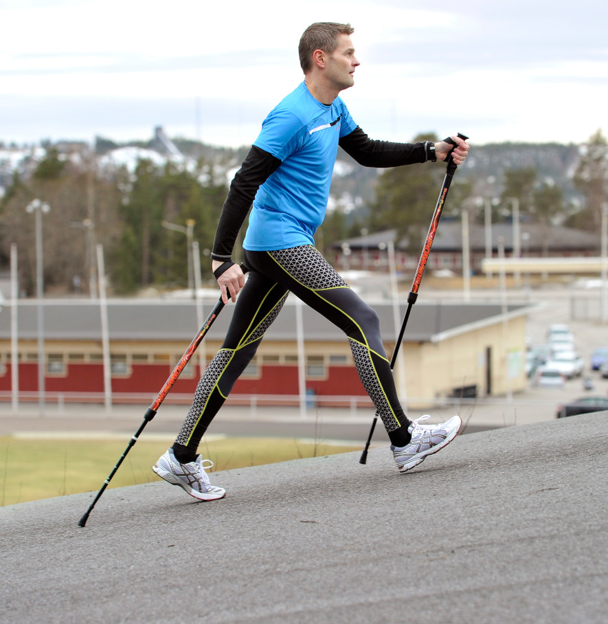 Aktiverar överkroppen med stavgång